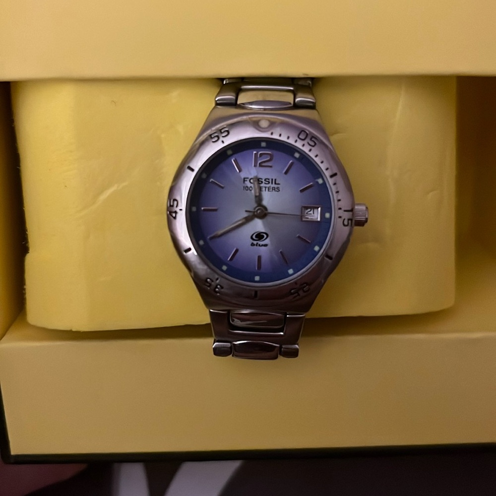 VINTAGE AUTHENTIC FOSSIL SILVER,PEARLESCENT  WOMEN'S DATE WATCH